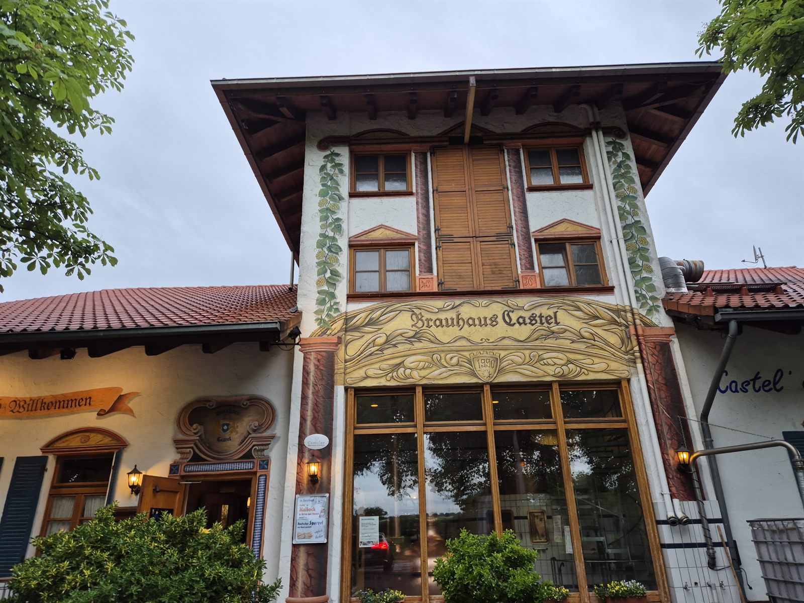 Community dinner at Brauhaus Castel